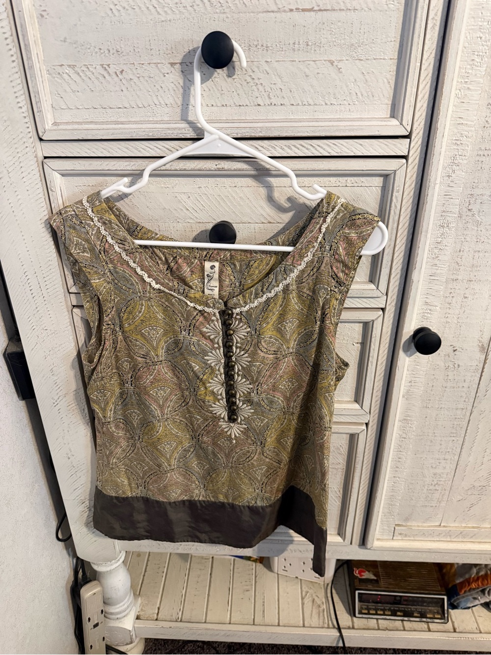 Floreat Olive Print Sleeveless Shell with Dark Hem